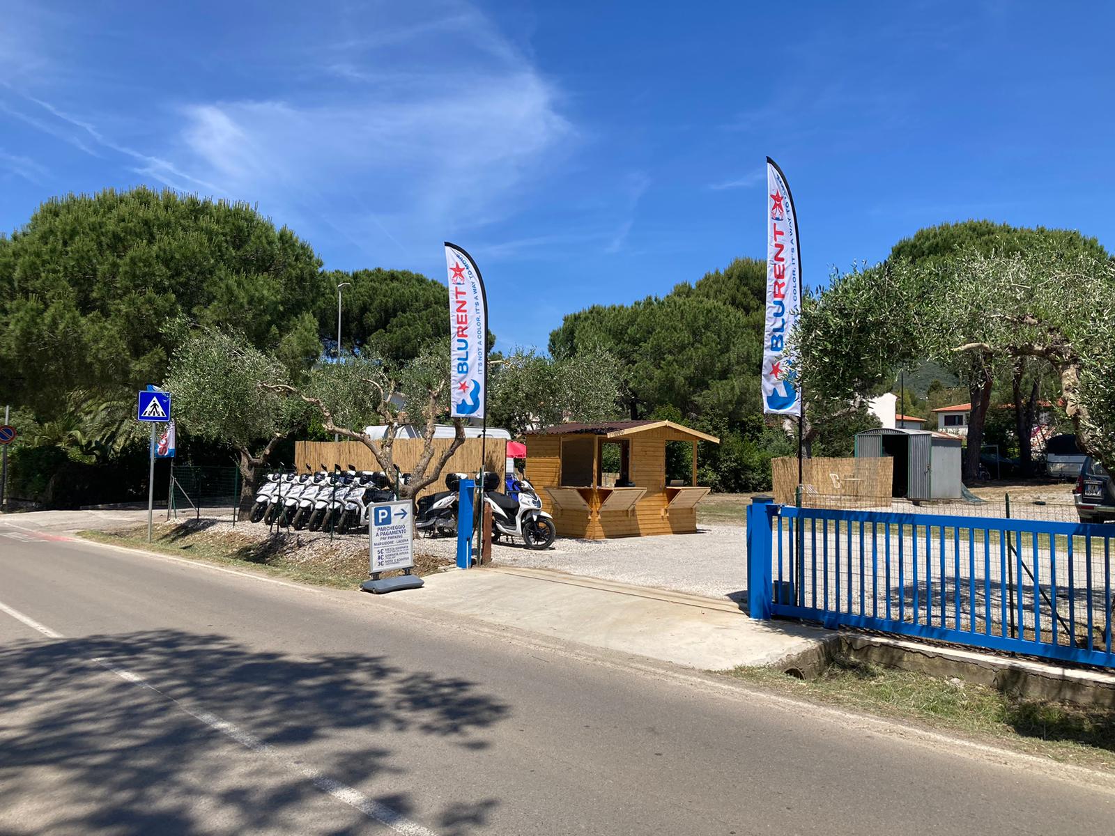 Sede Blu Rent a Lacona con parcheggio clienti e scooter a noleggio a pochi passi dalla spiaggia di Margidore, Isola d’Elba